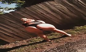 Sexy white girl twerking outsides