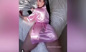 Stunning Latina twerking her tight booty