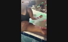 Thick Booty Babe Clapping That Fat Ass At The Pool Party